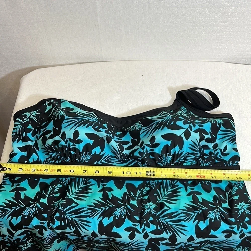 𝅺beach Belle swimsuit top, size 22W, In good condition, beautiful Hawaiia…